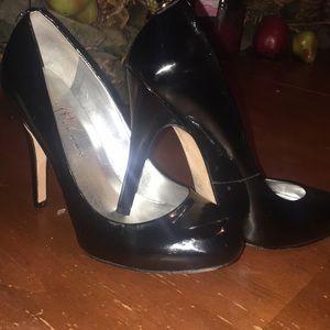 Beautiful black and gold heels 👠